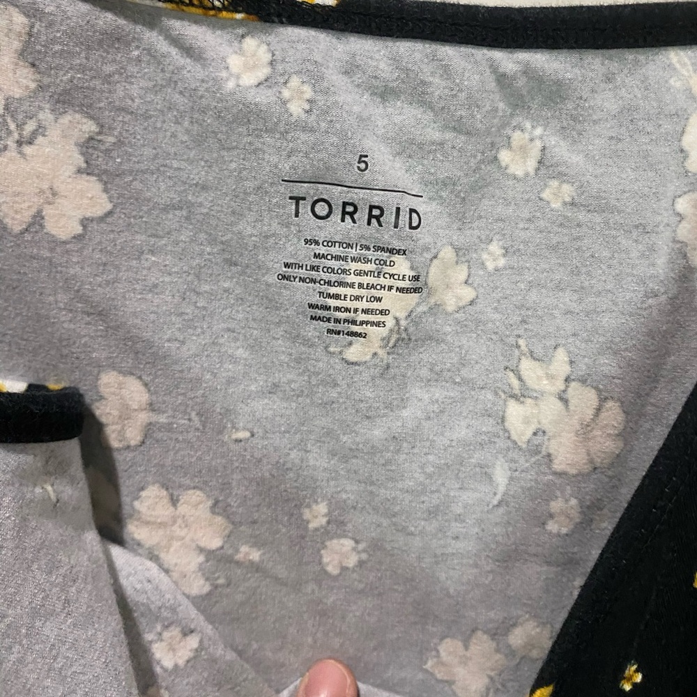 Torrid Foxy cami with flowers - Picture 2 of 4